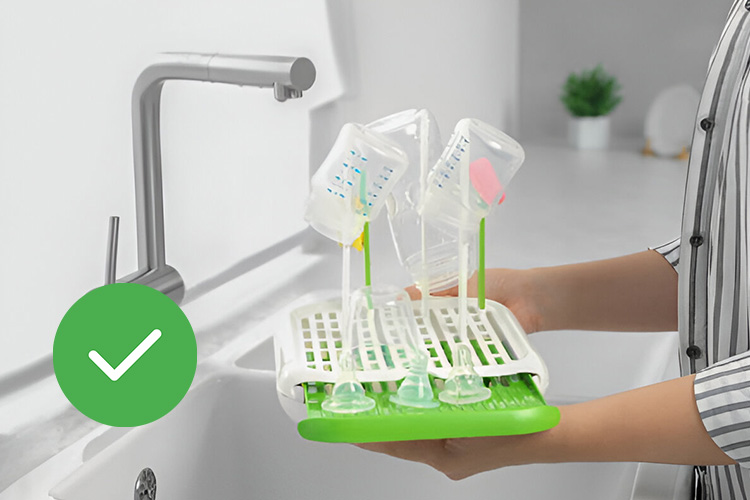 توصیه می شود هر روز حداقل یک بار شیشه شیر را ضدعفونی کنید.